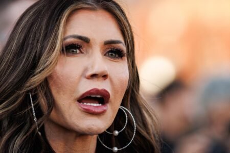 Robaron el bolso de Kristi Noem