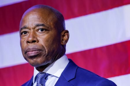 El alcalde de Nueva York dice a migrantes que “vivan su vida” sin temor a ser detenidos