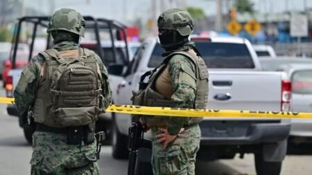 Sujetos disfrazados de militares matan a 12 personas