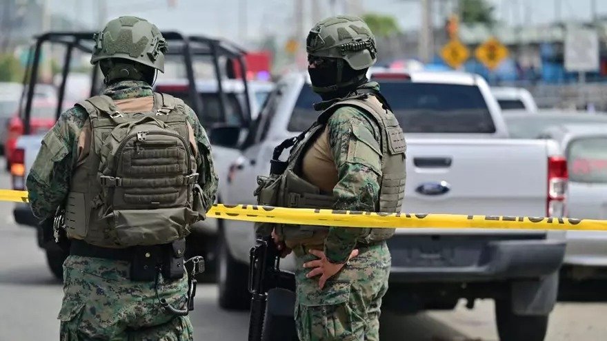 Sujetos disfrazados de militares matan a 12 personas