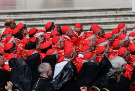 Los cardenales se reúnen para elegir la fecha del cónclave