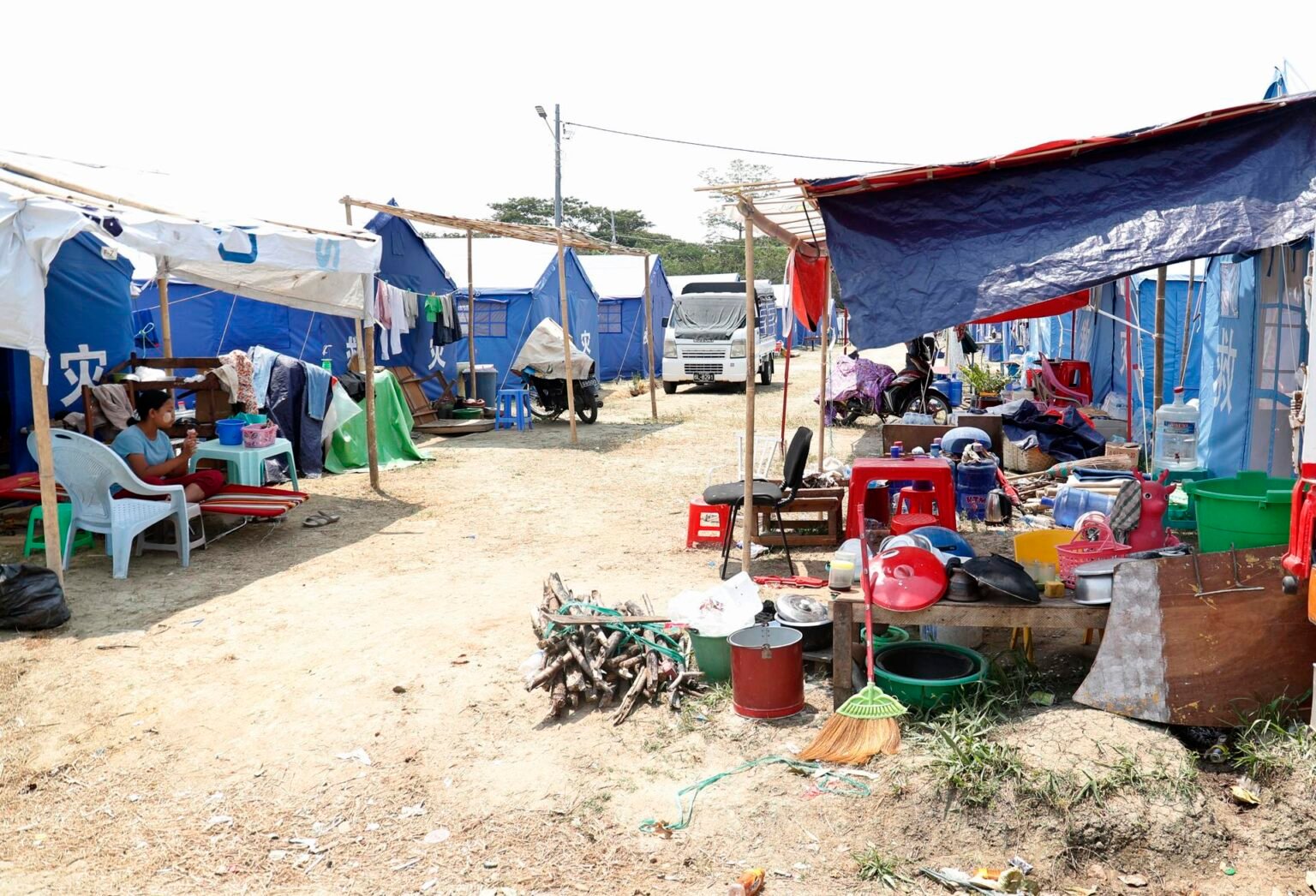 decenas de miles sin hogar