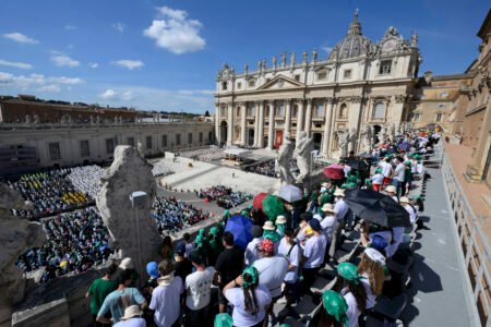 200.000 fieles llenan San Pedro del Vaticano en misa de luto