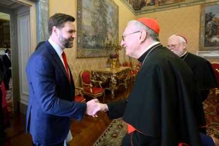 JD Vance habla sobre migración con el número dos del Vaticano