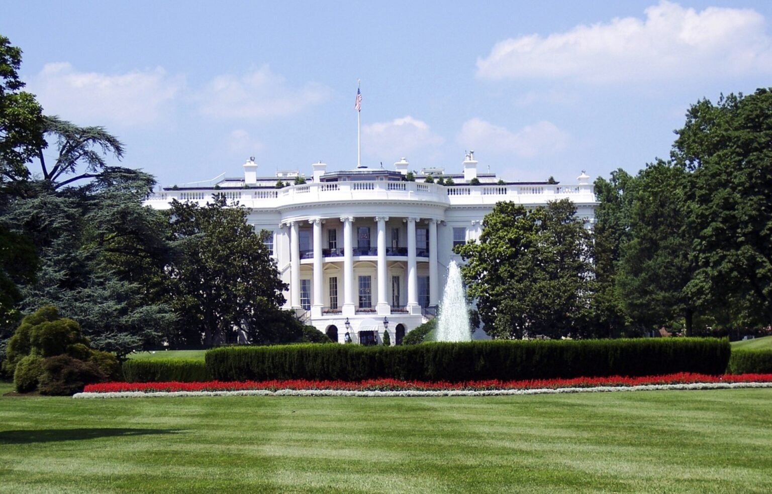 La Casa Blanca prevé recortar millones de dólares a medios