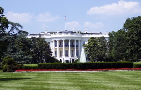 La Casa Blanca prevé recortar millones de dólares a medios