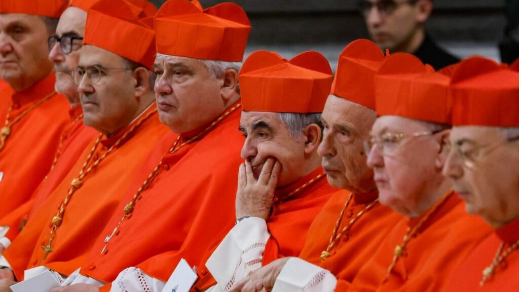 Cardenal condenado al que Francisco expulsó habría tomado decisión final sobre participación en el cónclave