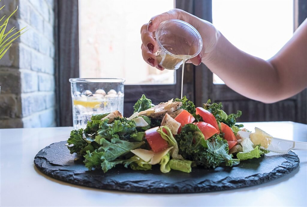 La clave para una ensalada perfecta está en el orden de los aliños