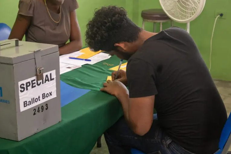 Trinidad y Tobago comienza a votar para elegir a su primer ministro