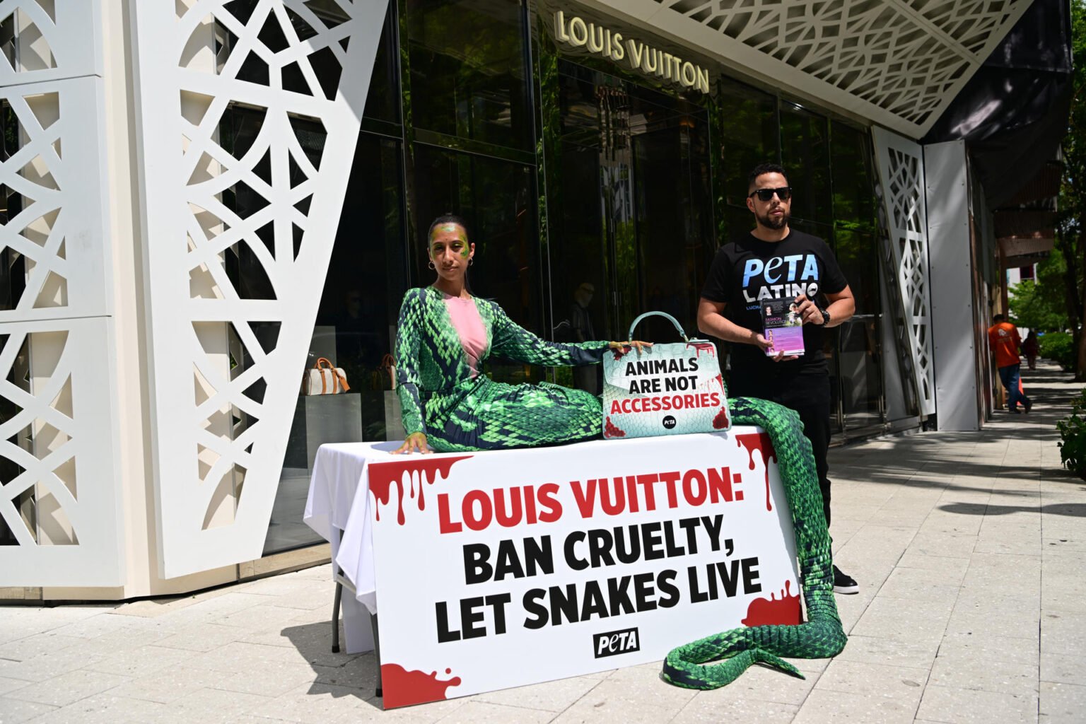 ¿Por qué PETA protestó en una tienda de Louis Vuitton en Miami?