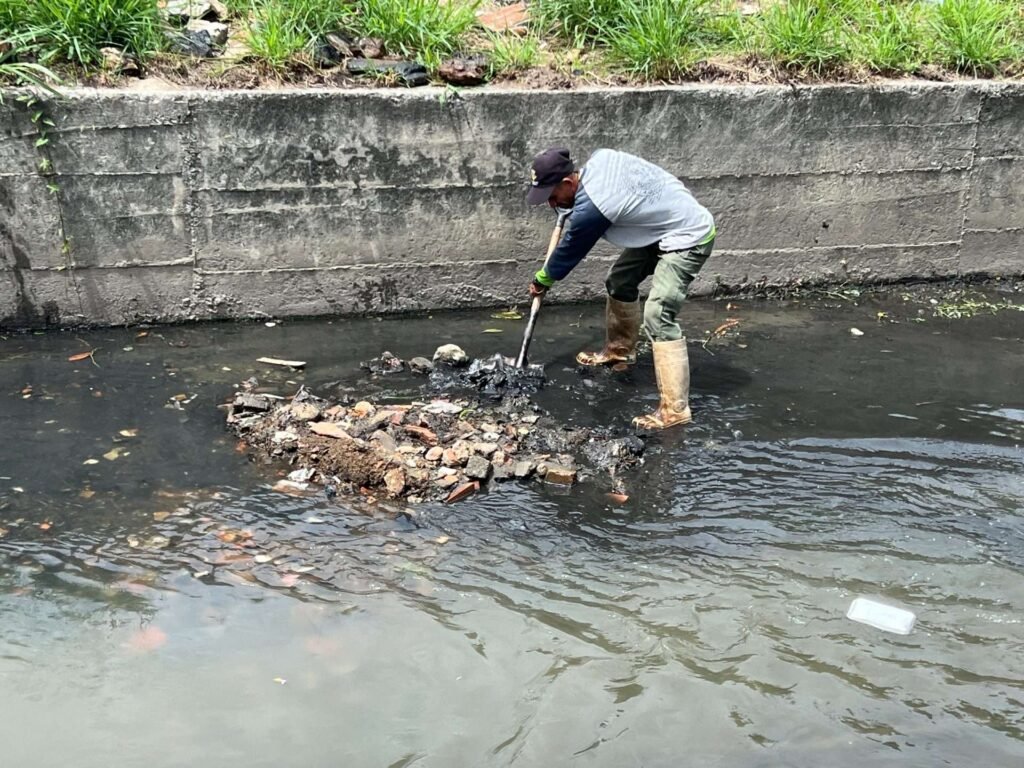 Agilizan limpieza de espacios en comunidades del sur de Maracay