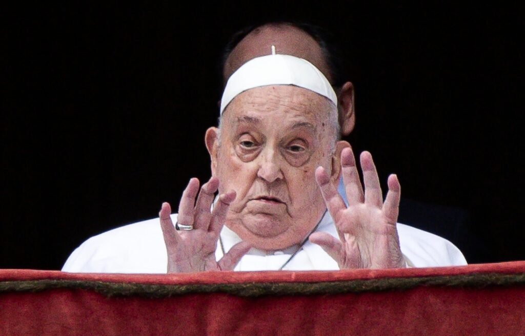 El Papa aparece para la bendición Urbi et Orbi