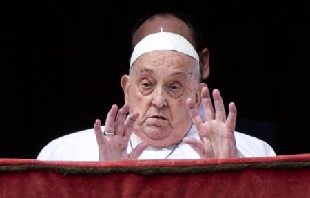 El Papa aparece para la bendición Urbi et Orbi