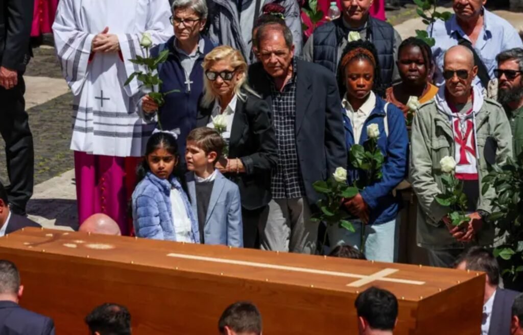 los invitados especiales que recibieron al papa Francisco en su última morada