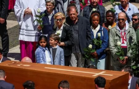 los invitados especiales que recibieron al papa Francisco en su última morada