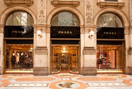 Prada suma Versace a su imperio tras adquisición millonaria