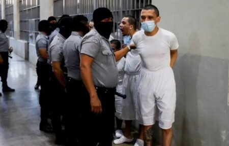 El Tribunal Supremo de EE UU paraliza la deportación de un grupo de venezolanos bajo la ley de tiempos de guerra