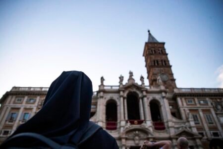 La muerte del Papa dispara precios de vuelos y hoteles en Roma