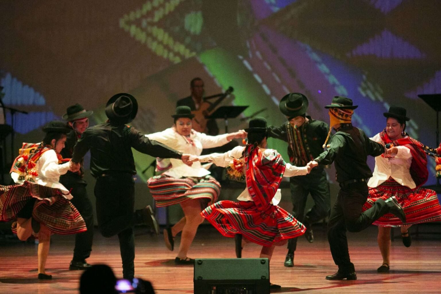 Inauguraron IV Fitp con obra sobre los 200 años de Bolivia