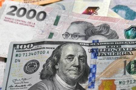 El peso argentino cayó 10% en el nuevo esquema cambiario