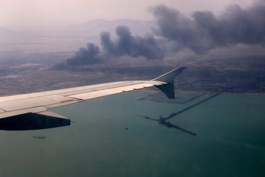 Irán no logra apagar el incendio en el puerto