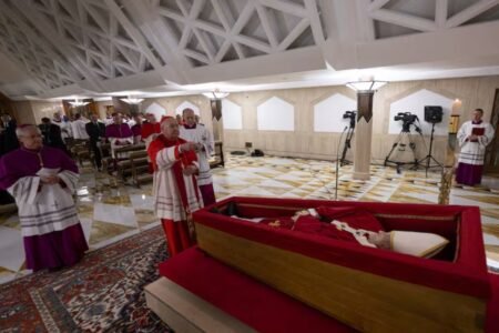 El Vaticano publicó las primeras imágenes del Papa en su féretro