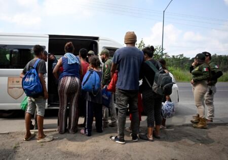 Jueza bloquea intento de revocar parole humanitario para migrantes venezolanos