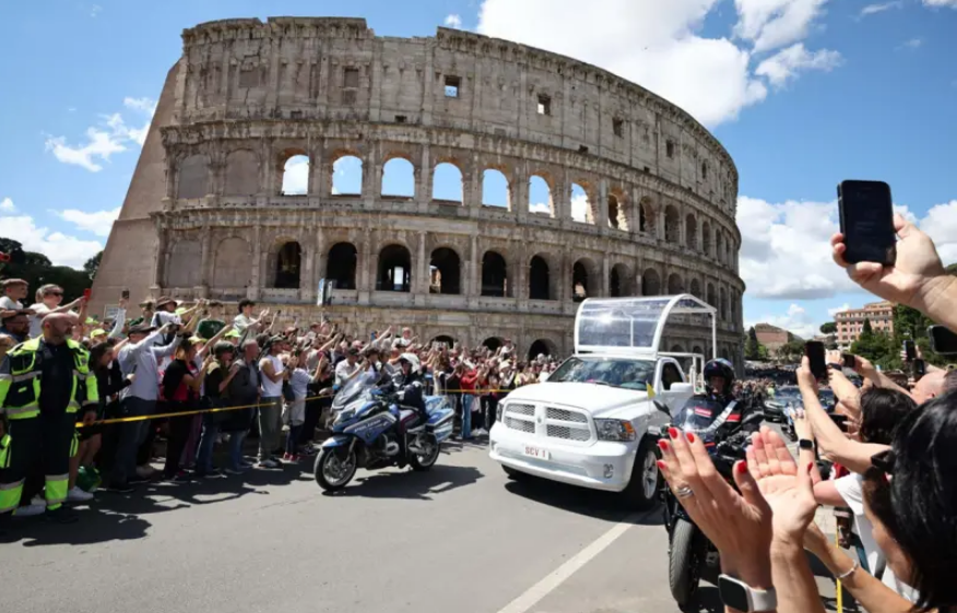 Mas de 400.000 personas despidieron al papa Francisco en Roma