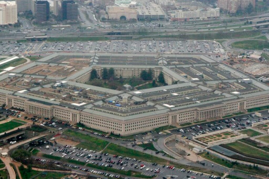 El Pentágono readmitirá con pagos a expulsados por no vacunarse