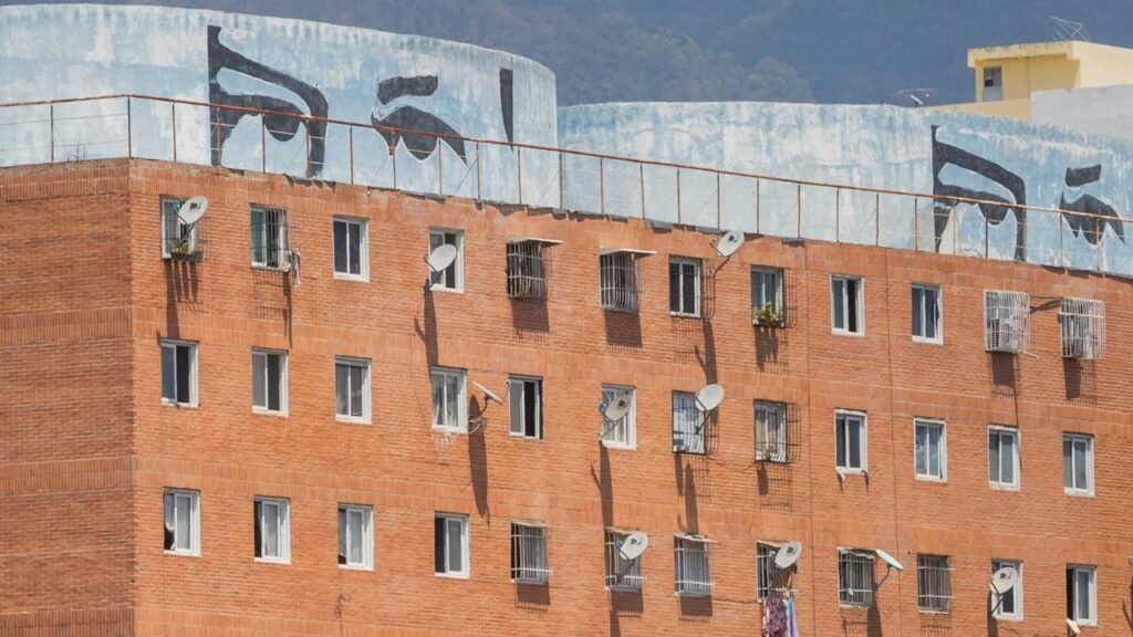 “Vamos a recuperar apartamentos abandonados para dárselos a quien los necesite”: gobernador chavista que busca ser reelegido sobre inmuebles de emigrantes