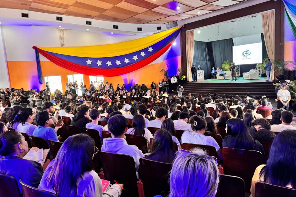 Saab dictó conferencia a más de mil estudiantes en Mérida