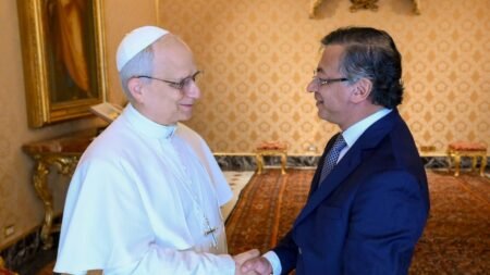 Presidente Petro se reúne con el papa León XIV y propone al Vaticano como sede de diálogo con el ELN