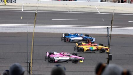 Un auto se incendió con el piloto adentro en las 500 Millas de Indianápolis que las ganó un piloto que hace historia en la competencia