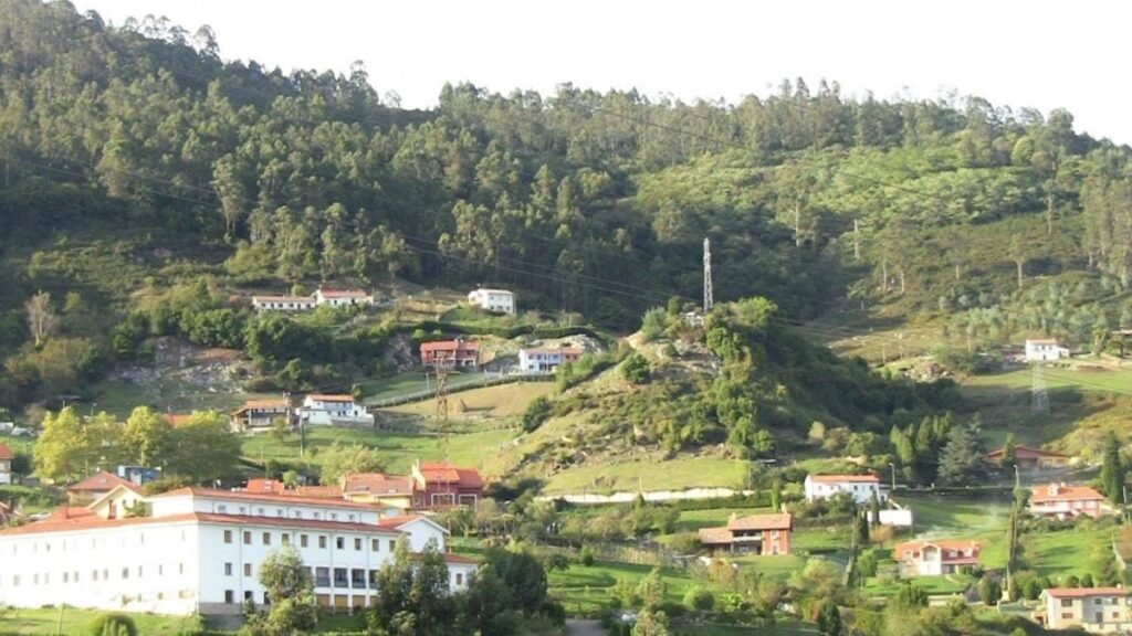 Arrestaron a pareja en España por mantener a sus tres hijos encerrados y rodeados de excrementos