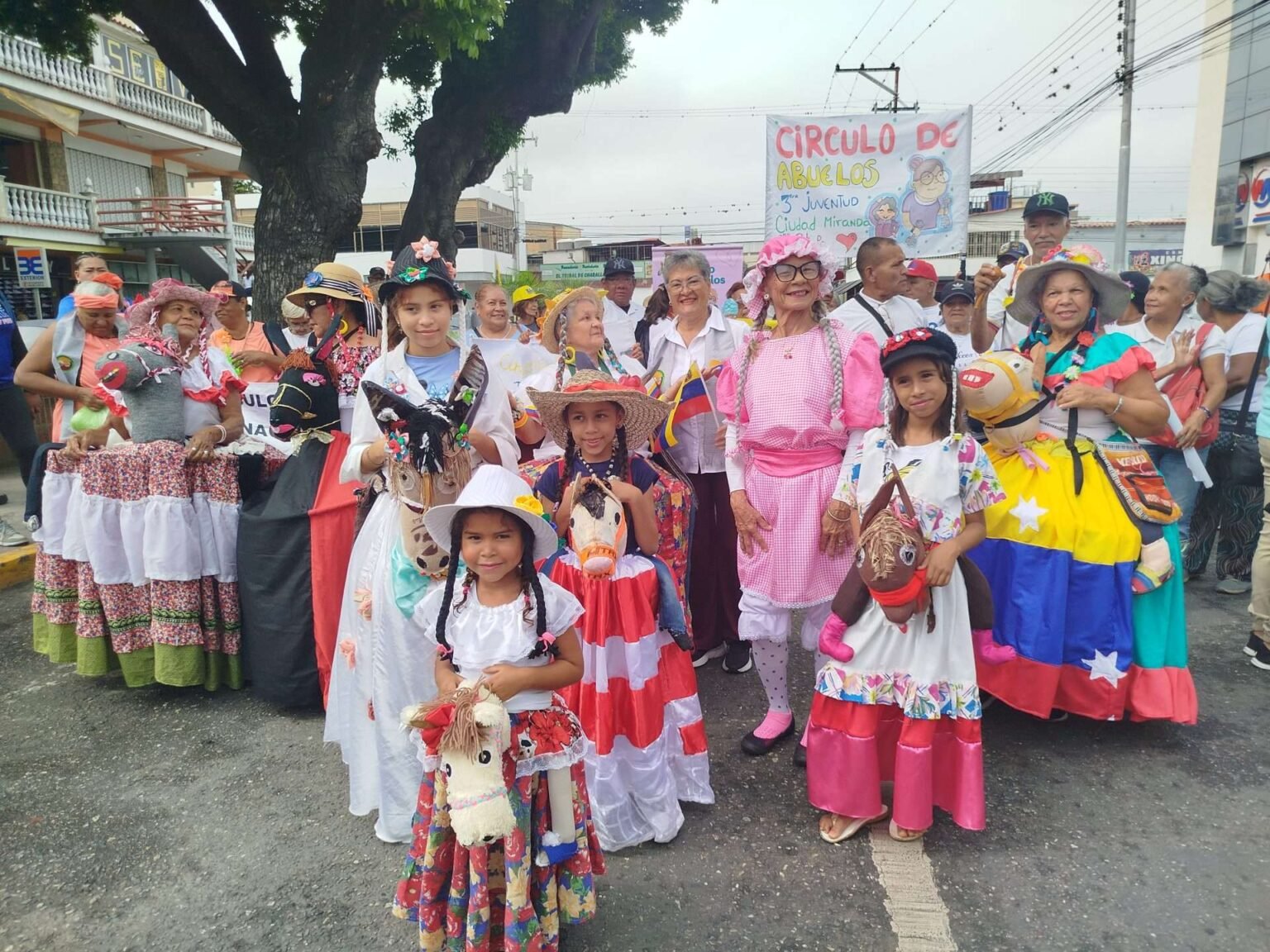 Abuelos en Charallave celebraron en las calles el Día del Adulto Mayor