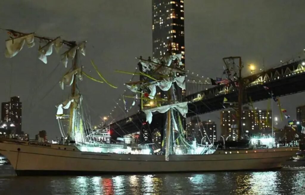 El choque de un buque escuela mexicano con el puente de Brooklyn en Nueva York deja al menos 2 muertos