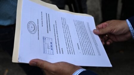Abogados presentan carta a Bukele ante falta de respuestas de la Corte de El Salvador por los presos venezolanos deportados desde EE. UU.