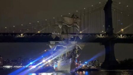 Buque de la Marina de México chocó con su mástil contra el Puente de Brooklyn en Nueva York en incidente que deja varios heridos