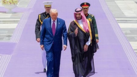 Trump firma en Arabia Saudita acuerdo en defensa por 142.000 millones de dólares en inicio de gira por Oriente Medio