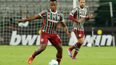 El futbolista Jhon Arias fue ovacionado por el Maracaná tras destacada actuación en partido en el que otro colombiano marcó para el Fluminense