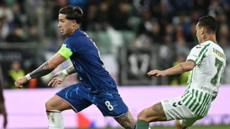 El picante cruce que protagonizaron Enzo Fernández y Antony en la final de la Conference League