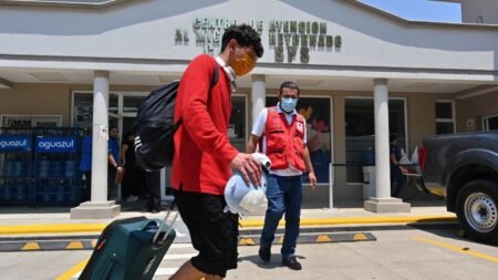 Estados Unidos llevó a cabo el primer vuelo con migrantes autodeportados hacia Honduras y Colombia: cada uno recibió 1.000 dólares