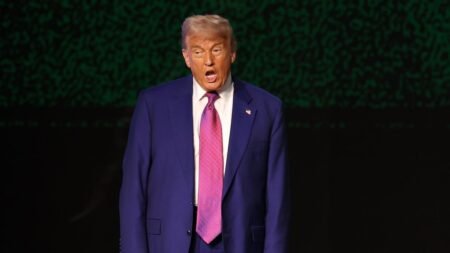 Experto de la DEA analiza el enigmático mensaje de exdirector del FBI que es investigado como una amenaza de muerte sobre Donald Trump