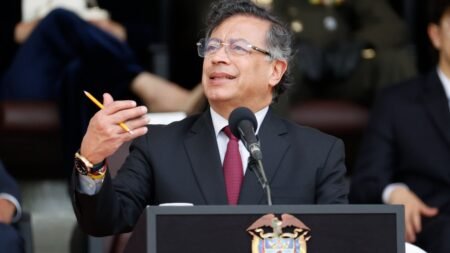 Presidente Petro impulsa su política de “paz total” y arremete contra quienes cuestionan sus iniciativas en medio de alarmante escalada de violencia en Colombia