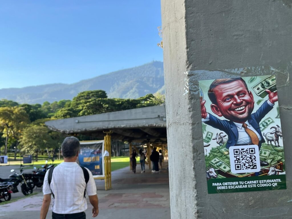 Ucevistas protestan contra Ricardo Sánchez: “No tenemos carnets y usa el dinero para otros fines”