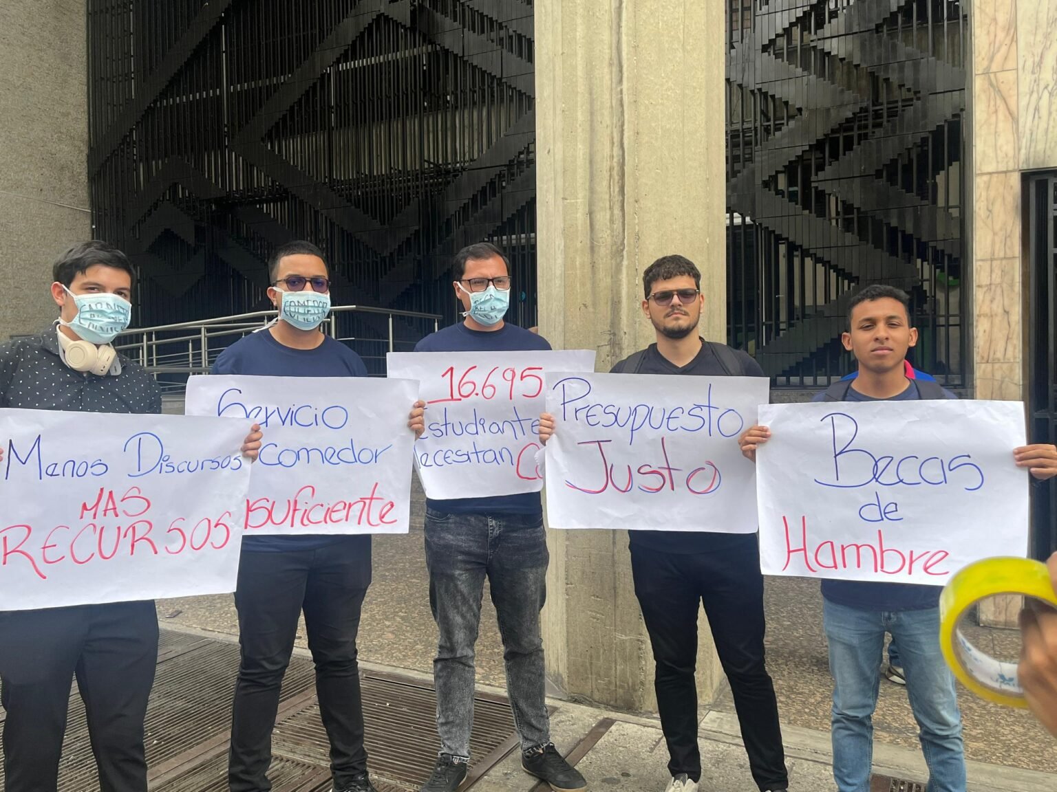 FCU-UCV entregaron carta al ministro de Educación para exigir mejoras del comedor y transporte