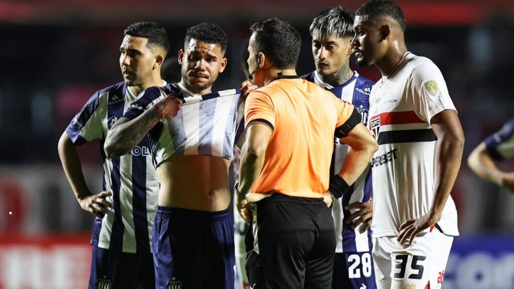 Futbolista venezolano lloró en pleno partido de Copa Libertadores tras haber sido víctima de xenofobia por parte de un rival: “Iré hasta las últimas consecuencias”