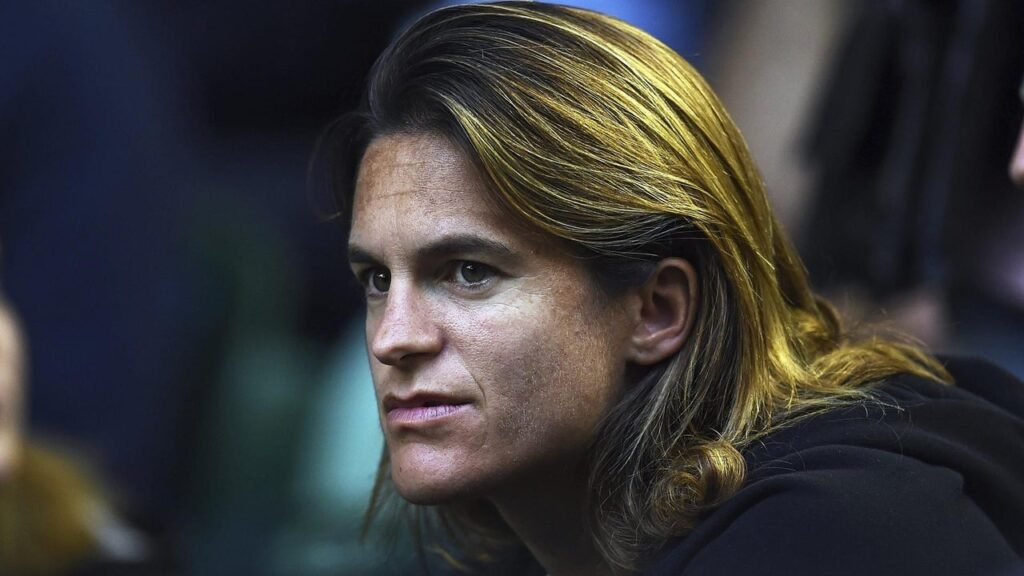 Duro cruce de palabras con risas sarcásticas entre un periodista y la directora de Roland Garros por horarios de juego de las tenistas: “Tengo que detenerte enseguida”