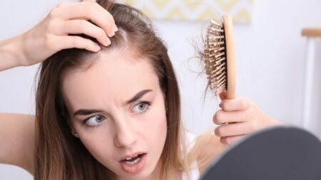 Si eres mujer y pierdes mucho cabello puedes estar sufriendo de alopecia, estas son las causas de este síntoma que va en aumento