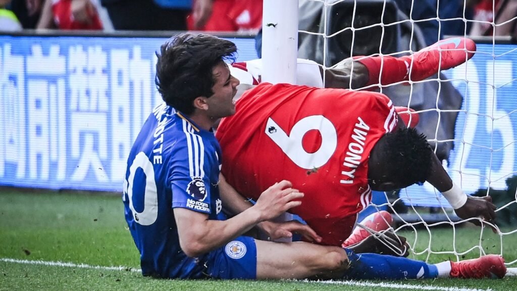 Reconocido jugador de la Premier League sufrió fuerte choque con el arco rival y está en coma inducido